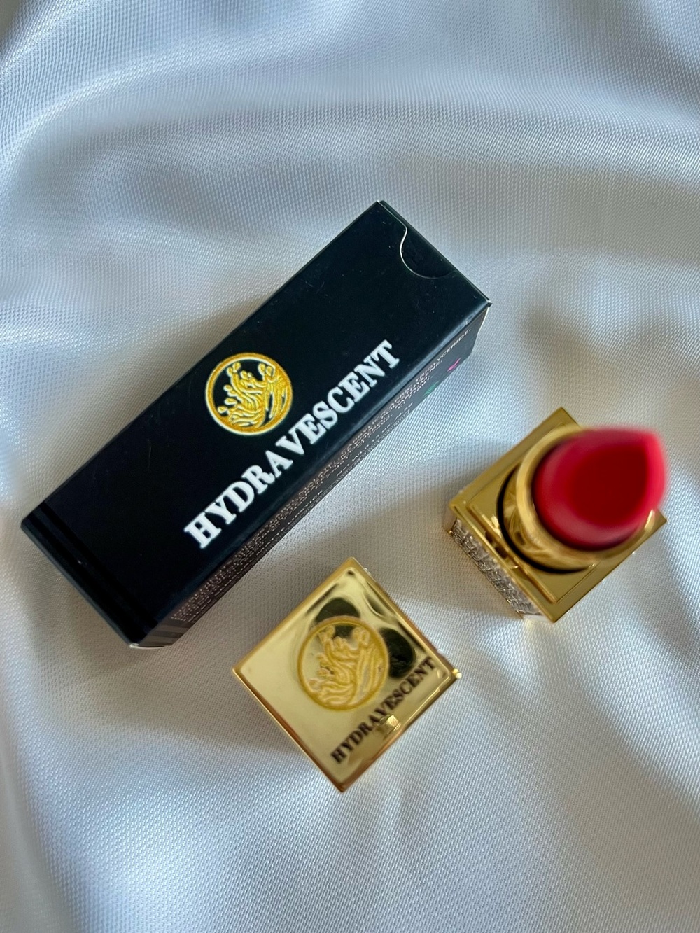 HYDRAVESCENT lipstick- Regal Rouge - Picture 4 of 6